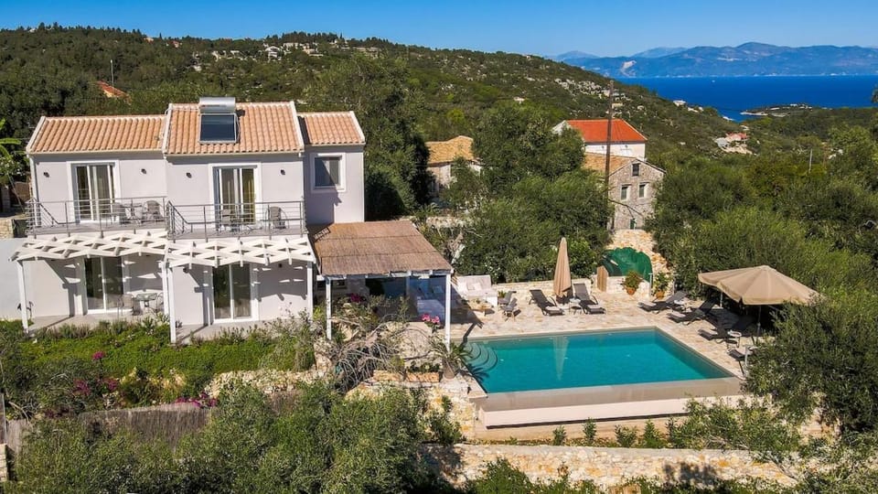 Property building, Natural landscape, Bird's eye view, Balcony/Terrace, Swimming pool