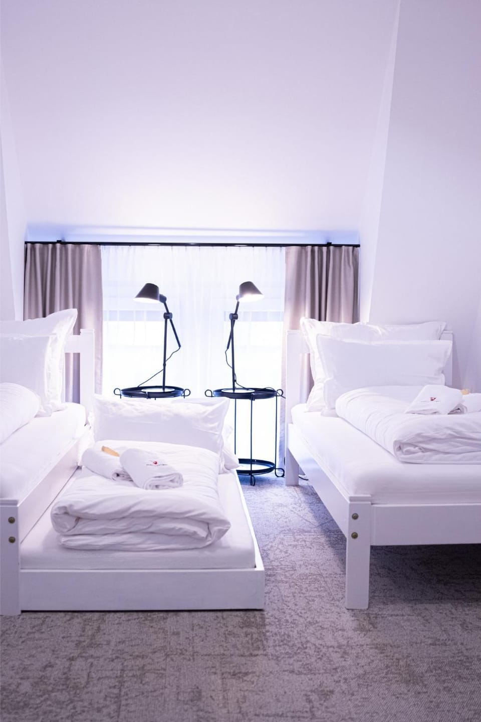 Bed, towels