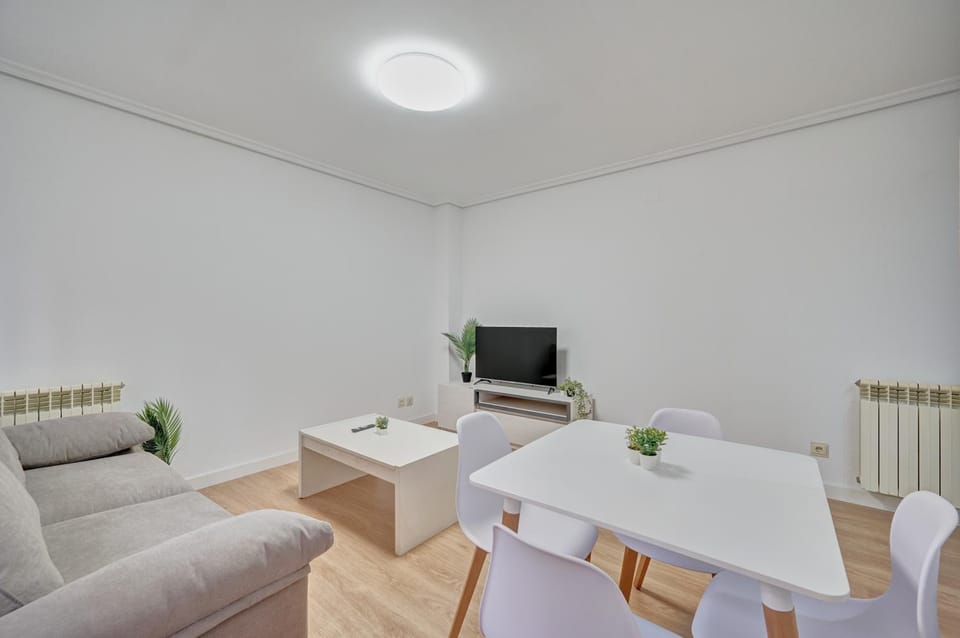 Communal lounge/ TV room, TV and multimedia, Living room, Seating area, Dining area