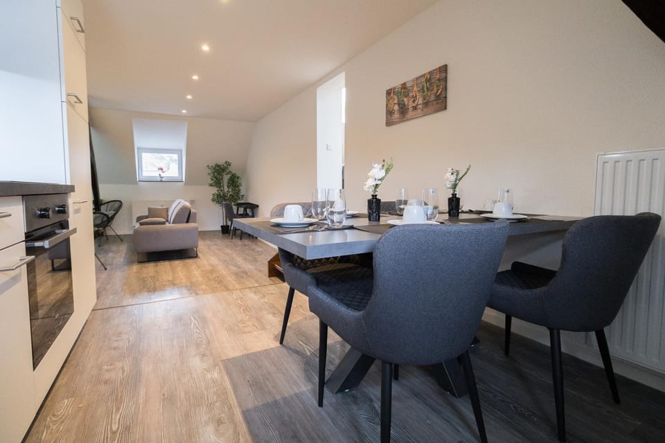 Kitchen or kitchenette, Living room, Seating area, Dining area