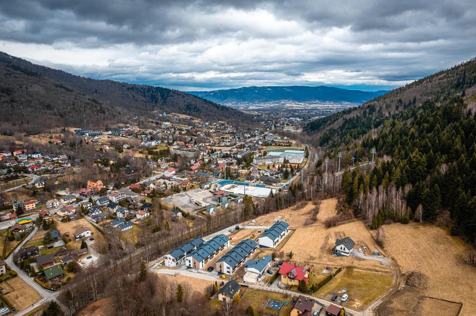 Property building, Nearby landmark, Day, Neighbourhood, Natural landscape, Bird's eye view, City view, Lake view, Mountain view, Street view