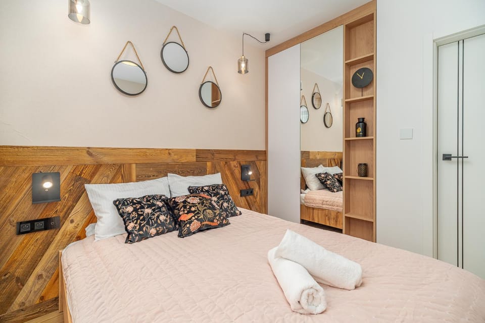 Bed, Other, Other, Other, Photo of the whole room, Seating area, Bedroom, towels, towels, wardrobe