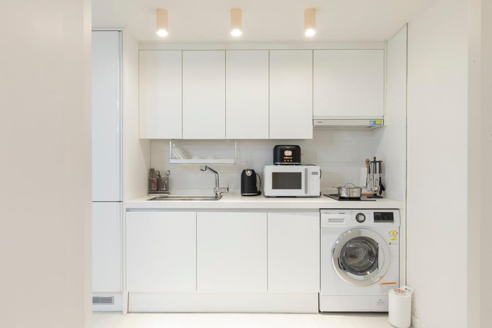Coffee/tea facilities, Kitchen or kitchenette, stove, washing machine