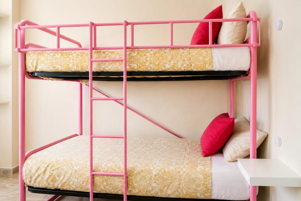 Bedroom, bunk bed