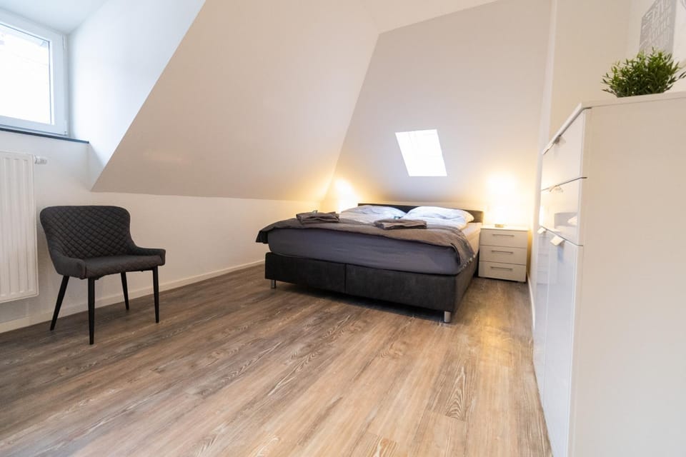 Bed, Living room, Photo of the whole room, Seating area, Bedroom