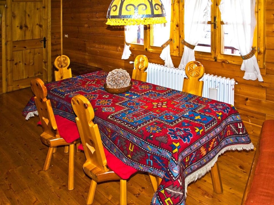 Chalet Tradizionale con bel giardino Chalet in Aosta Valley, Italy