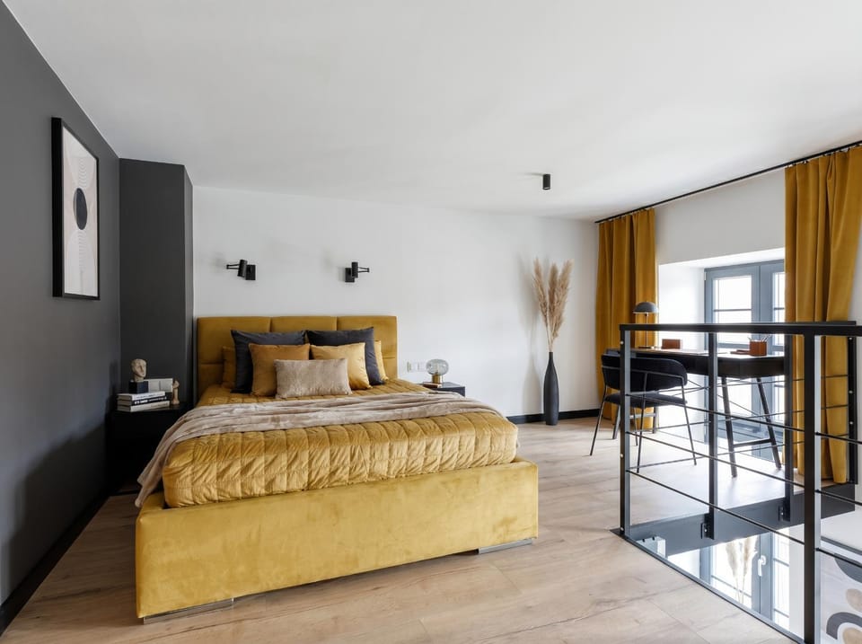 Bed, Photo of the whole room, Seating area, Bedroom