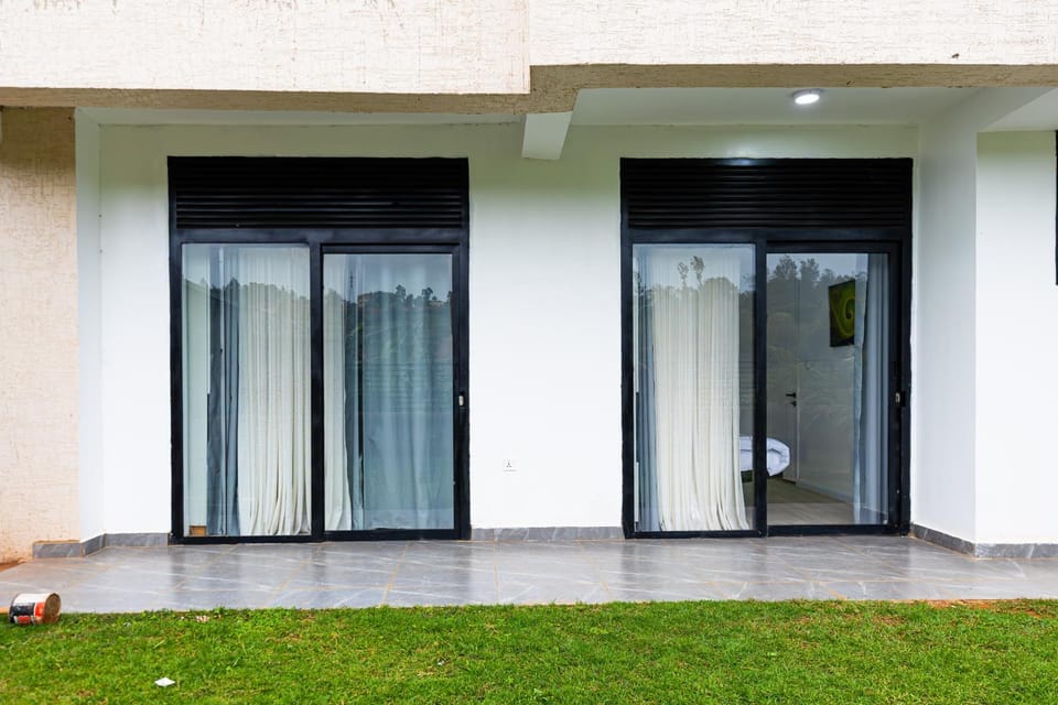 Property building, Facade/entrance, Day, Balcony/Terrace