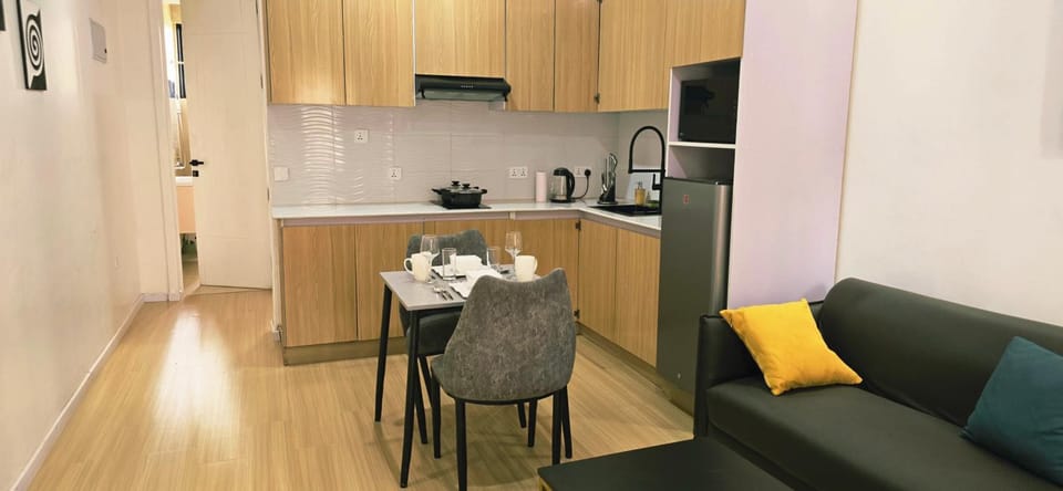 TV and multimedia, Kitchen or kitchenette, Living room, Seating area, Dining area, stove