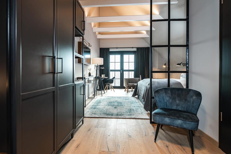 Bed, Photo of the whole room, Seating area, wardrobe