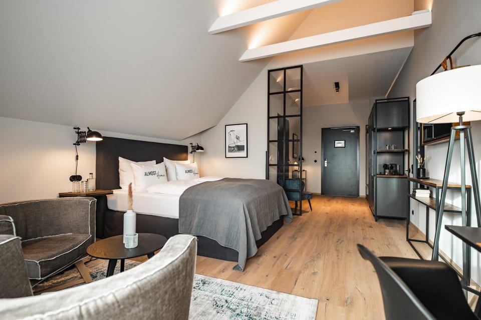 Bed, Photo of the whole room, Seating area, Bedroom