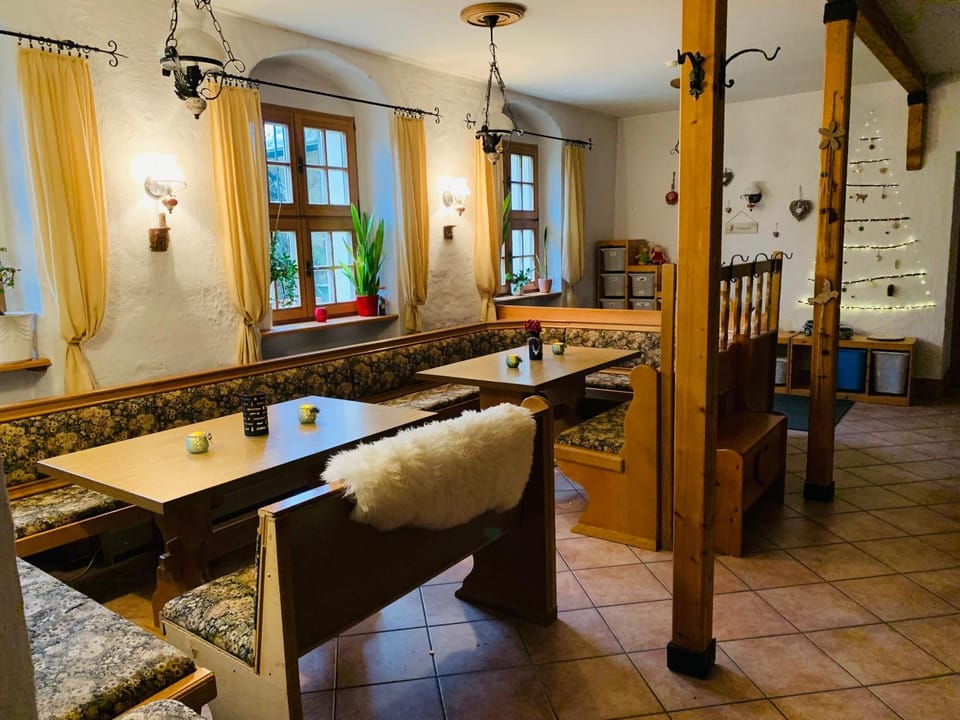 Restaurant/places to eat, Communal lounge/ TV room, Seating area, Dining area