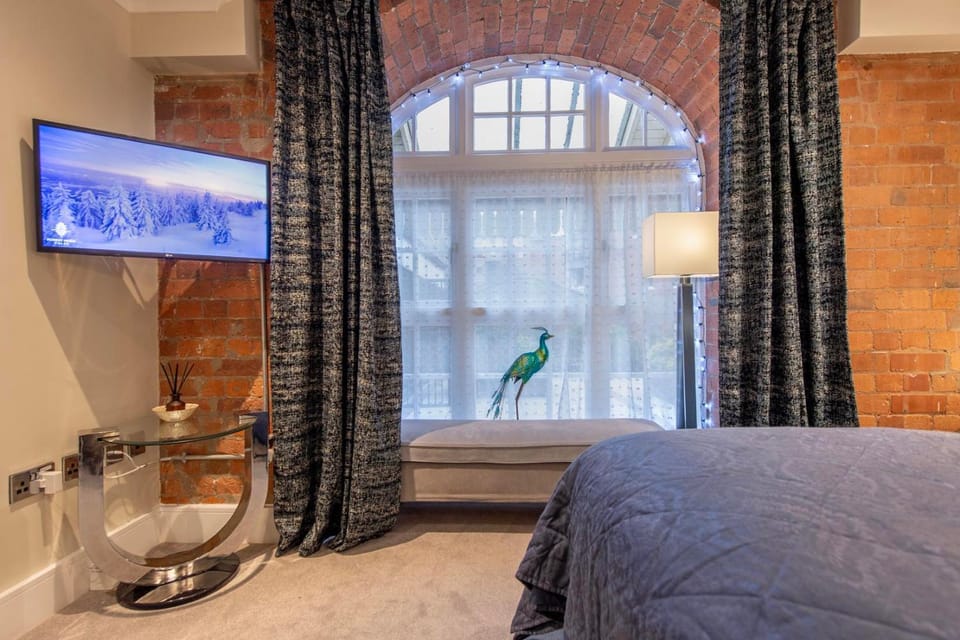 Bed, TV and multimedia, Bedroom, River view