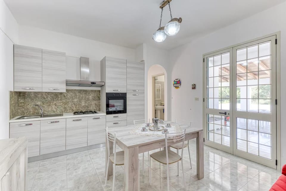 Kitchen or kitchenette, Dining area, stove