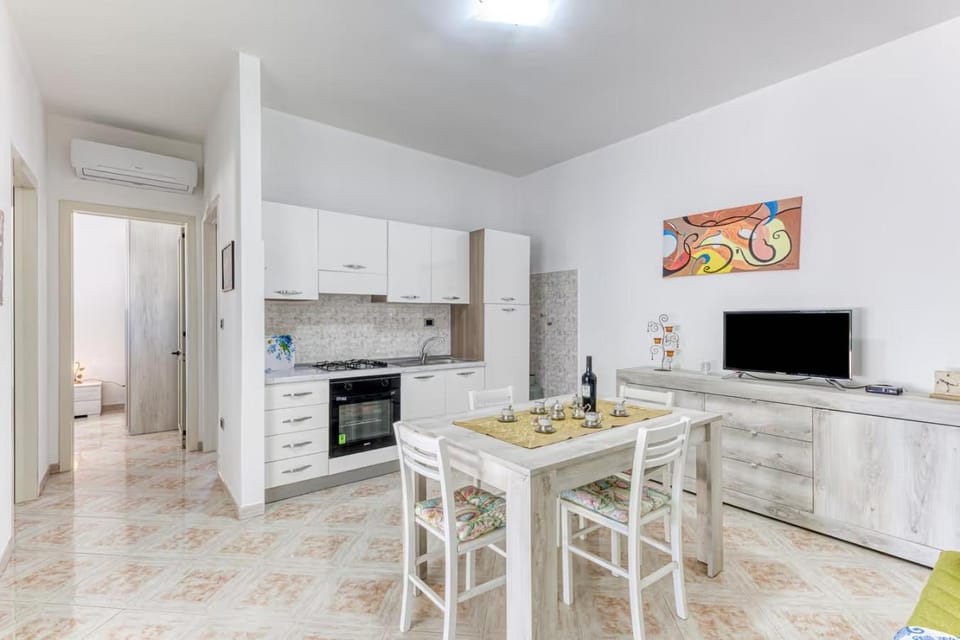 TV and multimedia, Kitchen or kitchenette, Dining area, oven, stove