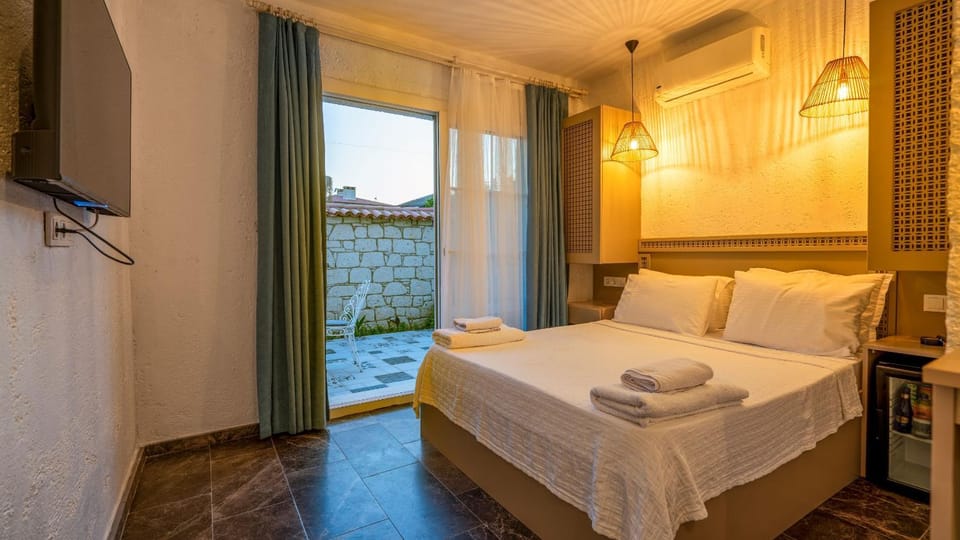 Bed, TV and multimedia, Photo of the whole room, Bedroom, towels, air conditioner