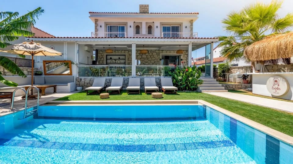 Property building, Day, Garden, Garden view, Swimming pool, sunbed