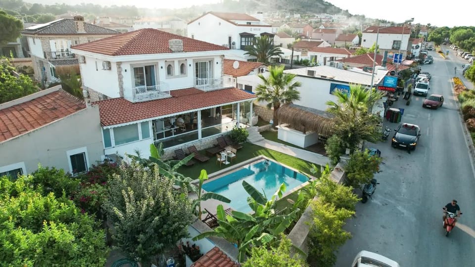 Property building, Day, Neighbourhood, Bird's eye view, Pool view, Swimming pool, Location, Parking