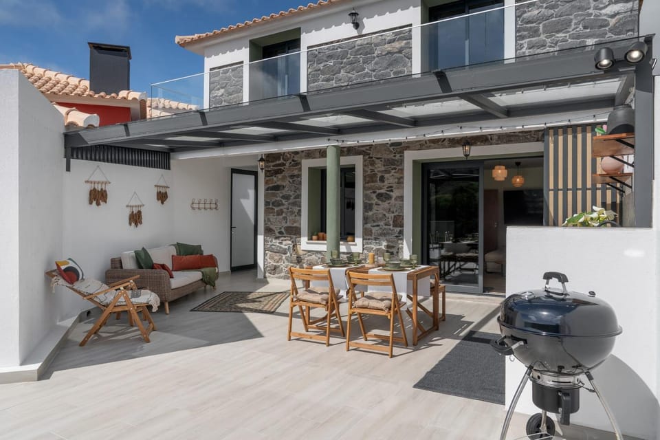 Property building, Patio, Balcony/Terrace, Dining area