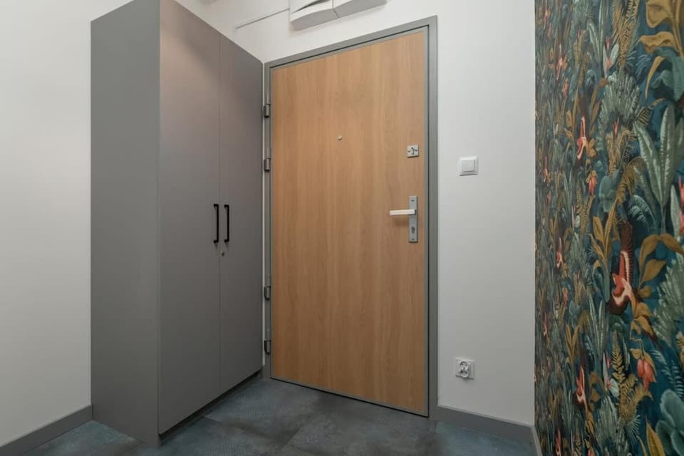 Facade/entrance, wardrobe