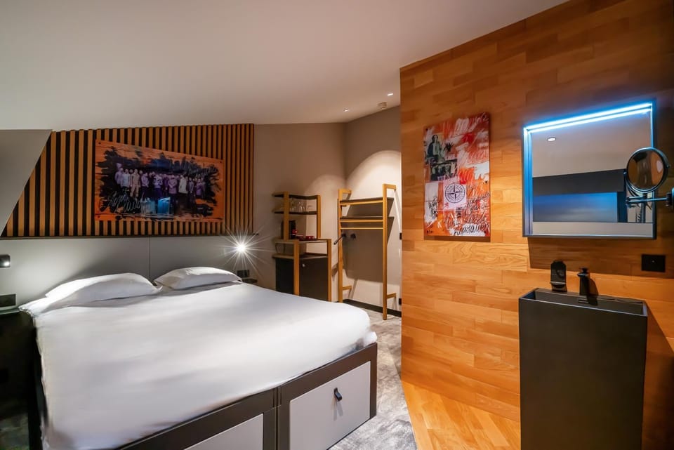 Bed, TV and multimedia, Photo of the whole room, Bedroom