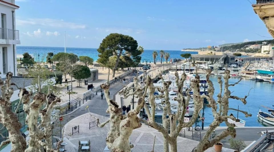 Nearby landmark, Day, Natural landscape, City view, Sea view, Street view, Location