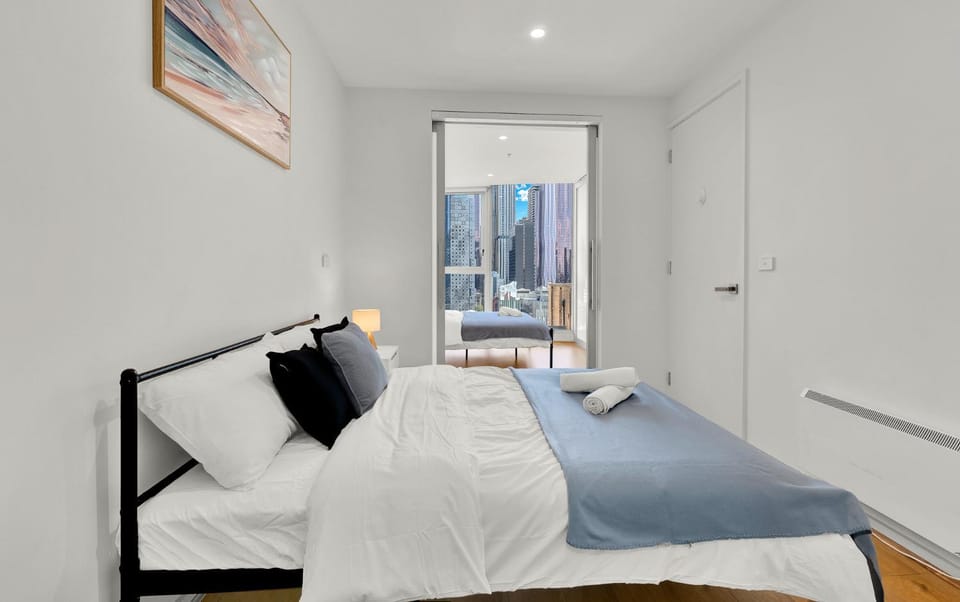 Bed, Photo of the whole room, Bedroom, towels