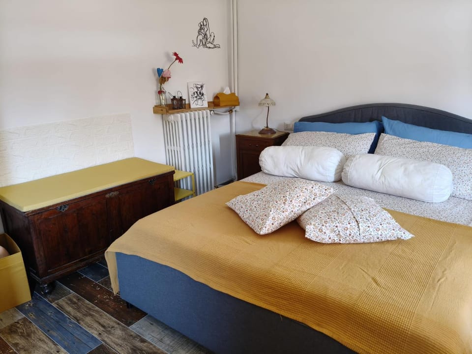 Bed, Photo of the whole room, Animals, Bedroom, Pets, locker, pet friendly, wardrobe, air conditioner