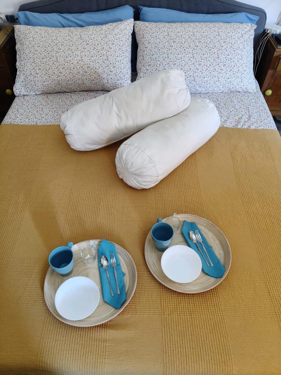 Bed, Photo of the whole room, Seating area, Bedroom, locker, wardrobe