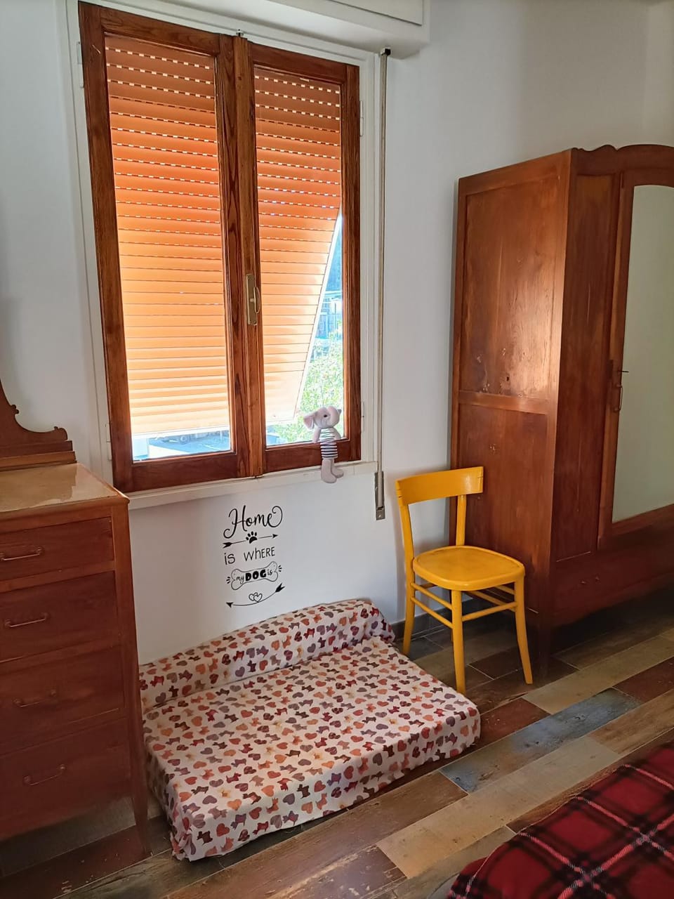 Bed, Photo of the whole room, Seating area, Animals, Animals, Bedroom, Pets, internet, pet friendly, towels, towels, wardrobe