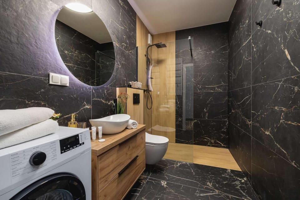 Shower, Toilet, Bathroom, towels, washing machine