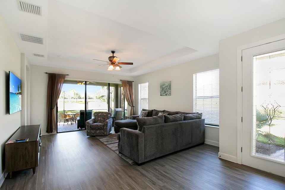 TV and multimedia, Living room, Seating area, Evening entertainment