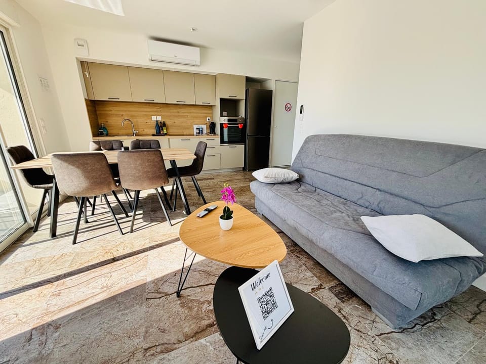 Kitchen or kitchenette, Living room, Seating area, Dining area, oven