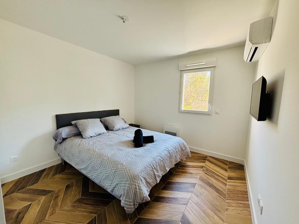 Bed, TV and multimedia, Photo of the whole room, Bedroom, towels