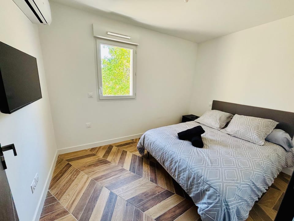 Bed, TV and multimedia, Photo of the whole room, Bedroom, air conditioner