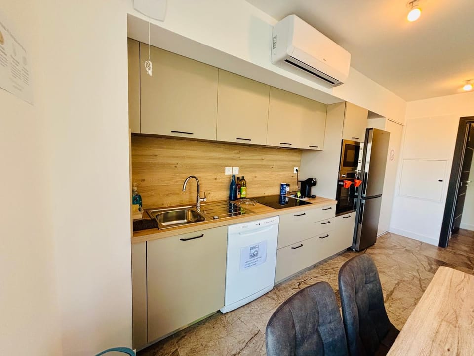 Coffee/tea facilities, Kitchen or kitchenette, Dining area, oven, stove