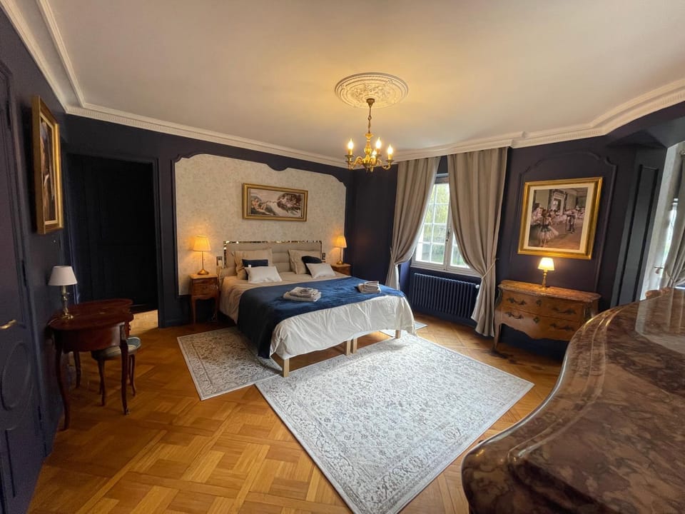 Bed, Photo of the whole room, Bedroom