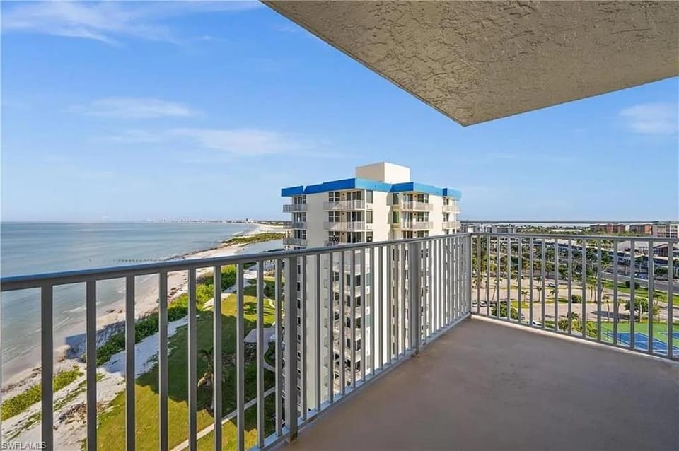 Private Balcony, Ocean View, Steps to the Beach - Sunsets & Sanddollars - Roelens House in Estero Island