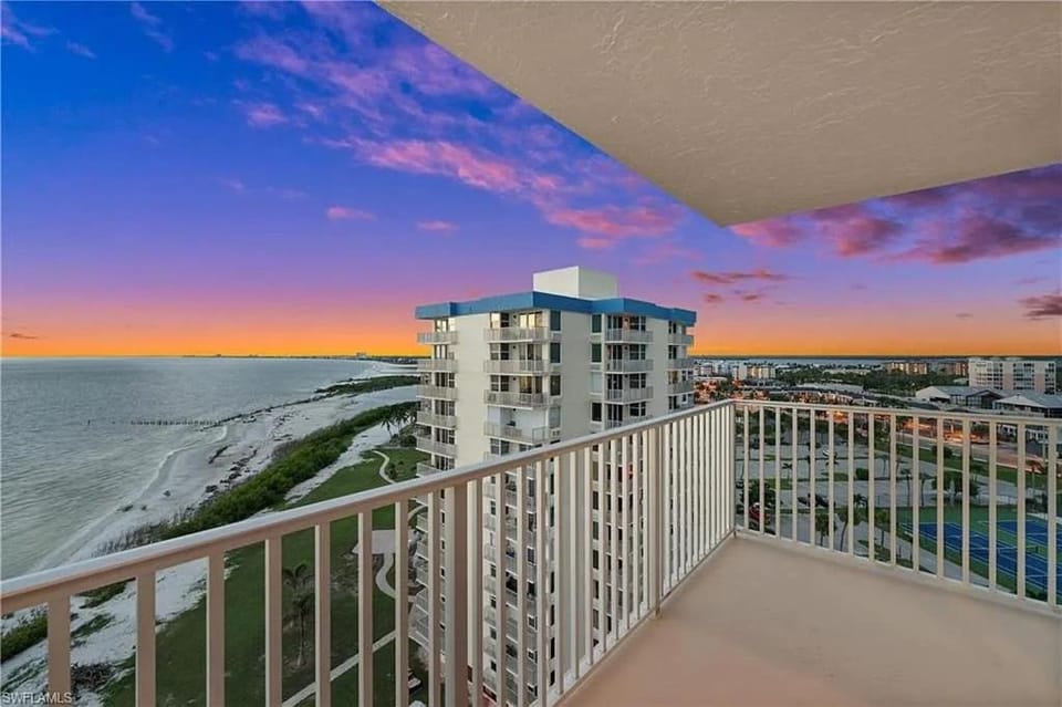 Private Balcony, Ocean View, Steps to the Beach - Sunsets & Sanddollars - Roelens House in Estero Island