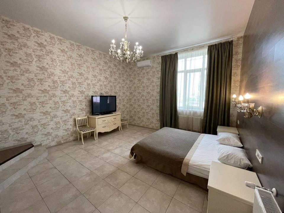 Bed, TV and multimedia, Photo of the whole room, Bedroom