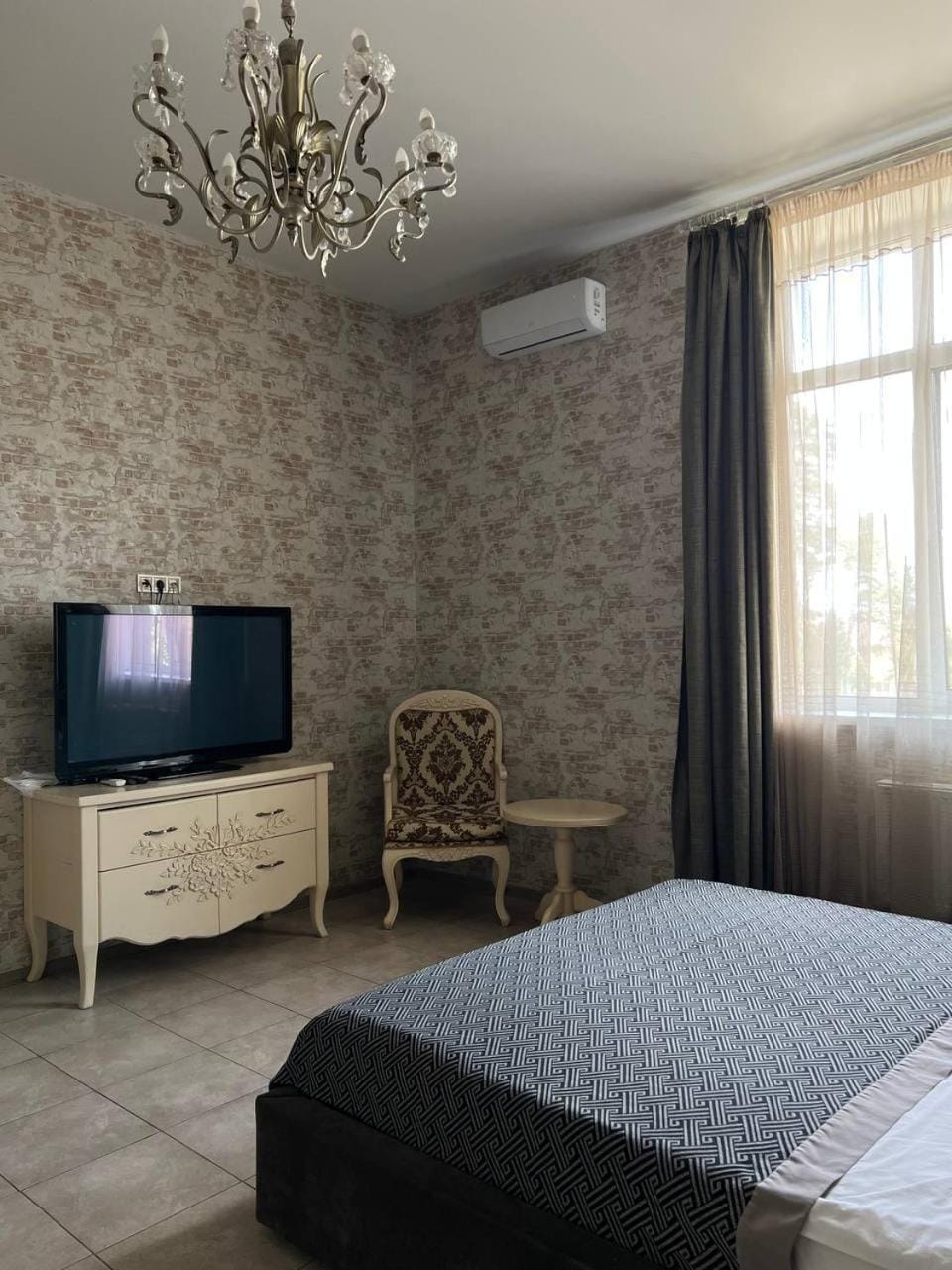 Bed, TV and multimedia, Photo of the whole room, Bedroom
