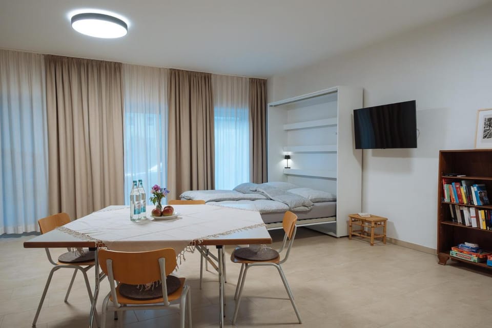 Bed, TV and multimedia, Photo of the whole room, Seating area, Dining area