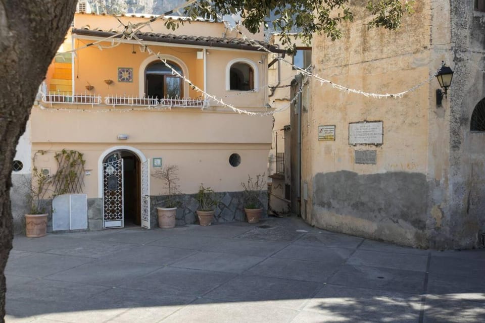 Property building, Neighbourhood