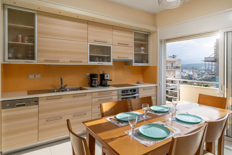 Dining area, kitchen