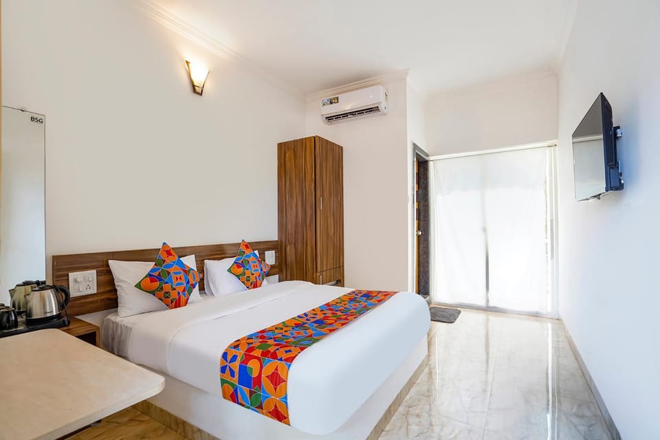 Bed, TV and multimedia, Bedroom, wardrobe, air conditioner