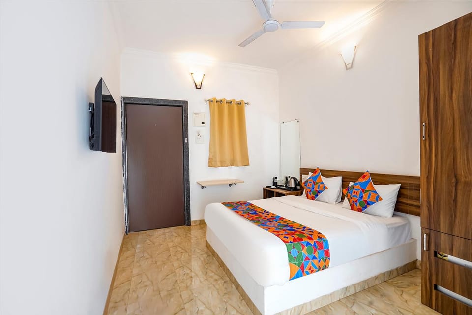 Bed, TV and multimedia, Bedroom, wardrobe