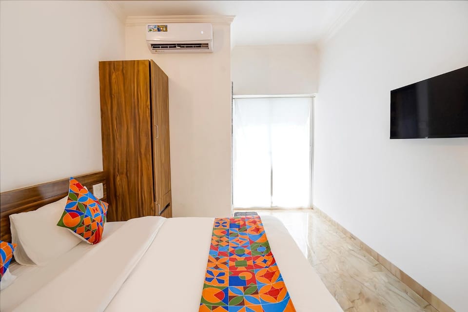 Bed, TV and multimedia, Bedroom, wardrobe, air conditioner