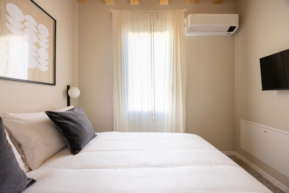 Bed, TV and multimedia, Photo of the whole room, Bedroom, air conditioner