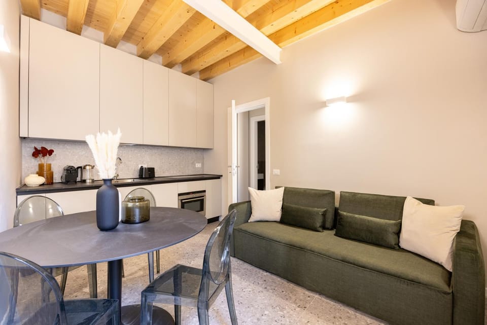 Kitchen or kitchenette, Living room, Seating area, Dining area