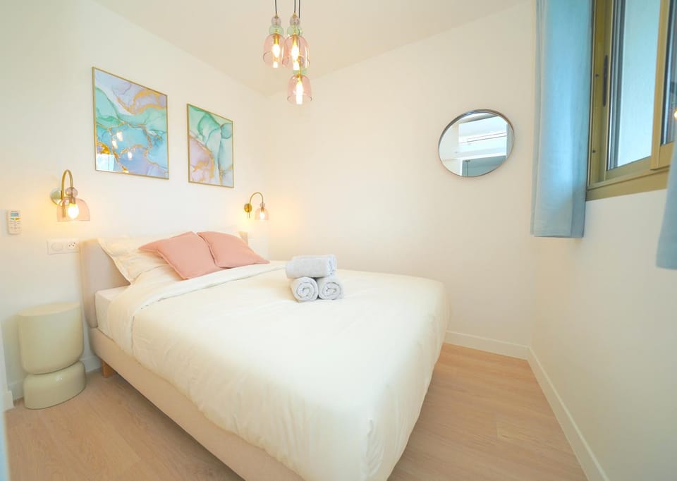 Photo of the whole room, Bedroom, air conditioner